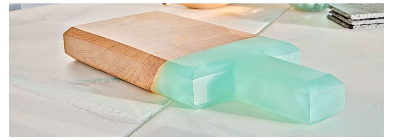 epoxy snijplank met epoxy giethars gemaakt