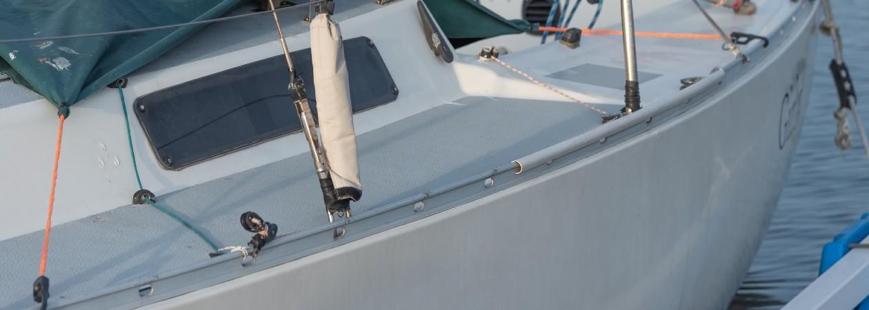 Aflakken boot romp boven de waterlijn