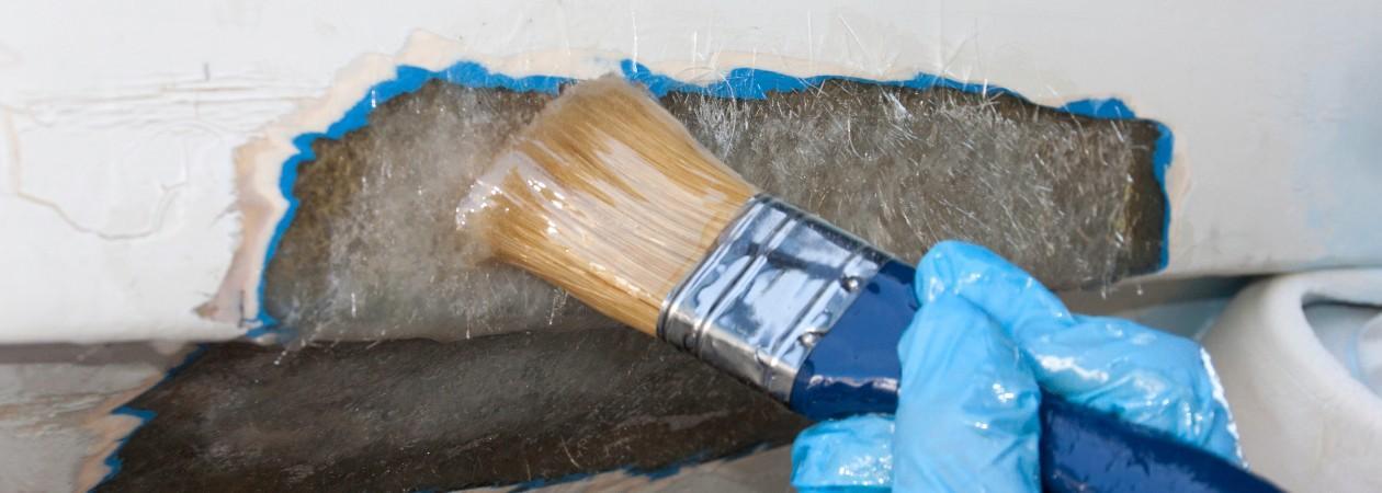Een houten boot met epoxy lamineren