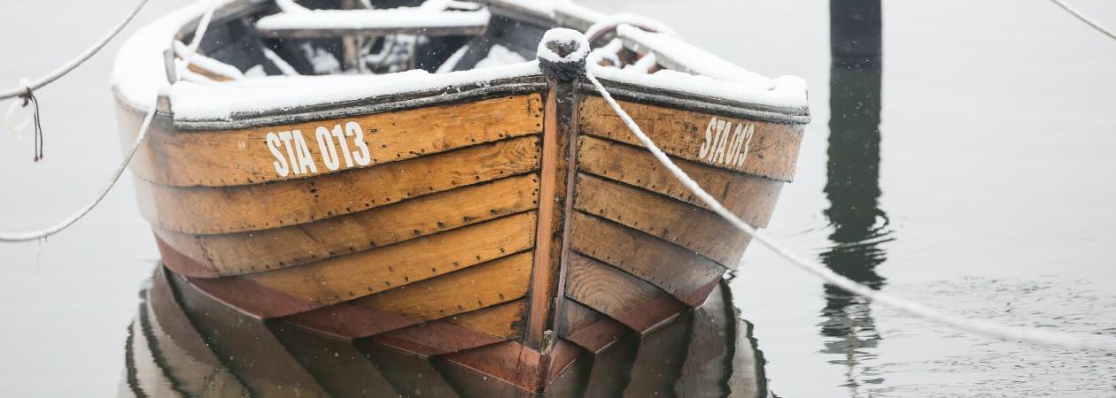 Houten exterieur lakken van een boot