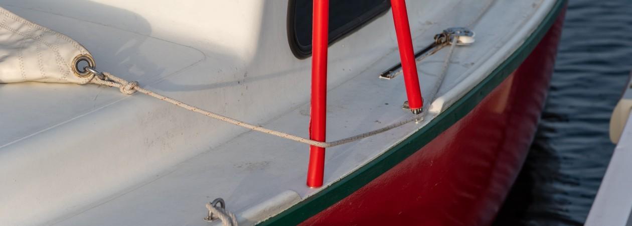 Lakken en verven van een boot dek