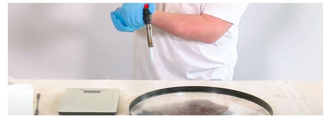 Luchtbellen verwijderen uit epoxy met gasbrander