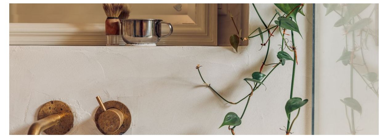 beton cire op de wand in de badkamer