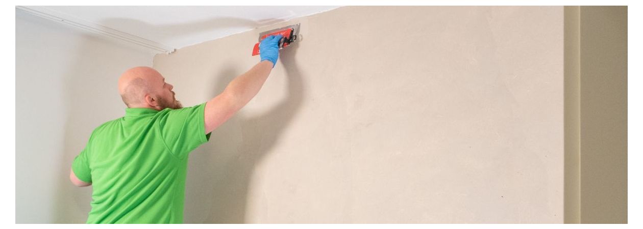 Onze Collega Swen welke beton cire aanbrengt op de muur