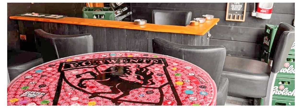 FC Twente tafel met bierdopjes en epoxy