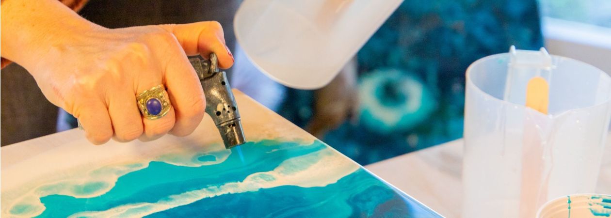 gasbrander welke wordt gebruikt op een resin art project