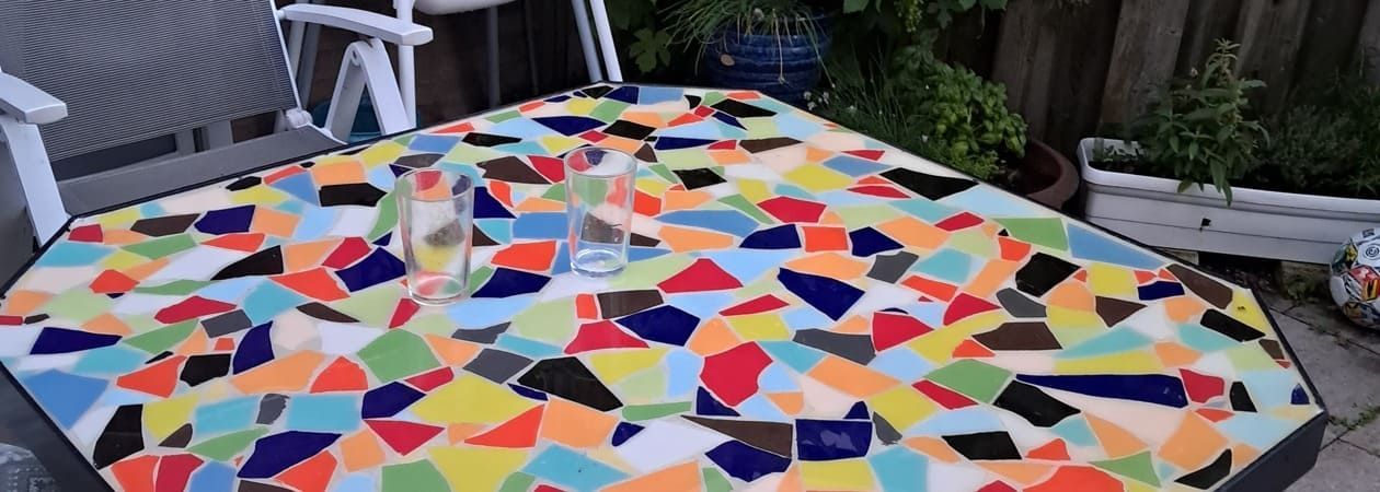 Klantproject – Mozaïek tafel afwerken met epoxy giethars