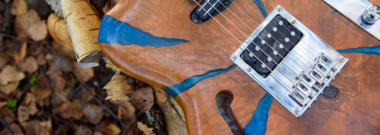 Maak je eigen gitaarbody van epoxy en hout