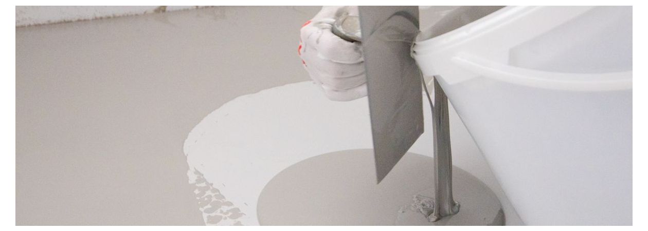 uitgieten van epoxy om mee te egaliseren