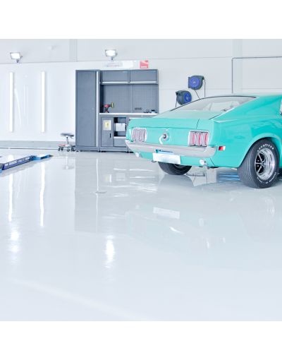 Een vloercoating met een geparkeerde oude mustang op de vloer, deze vloer is weekmakerbestendig.