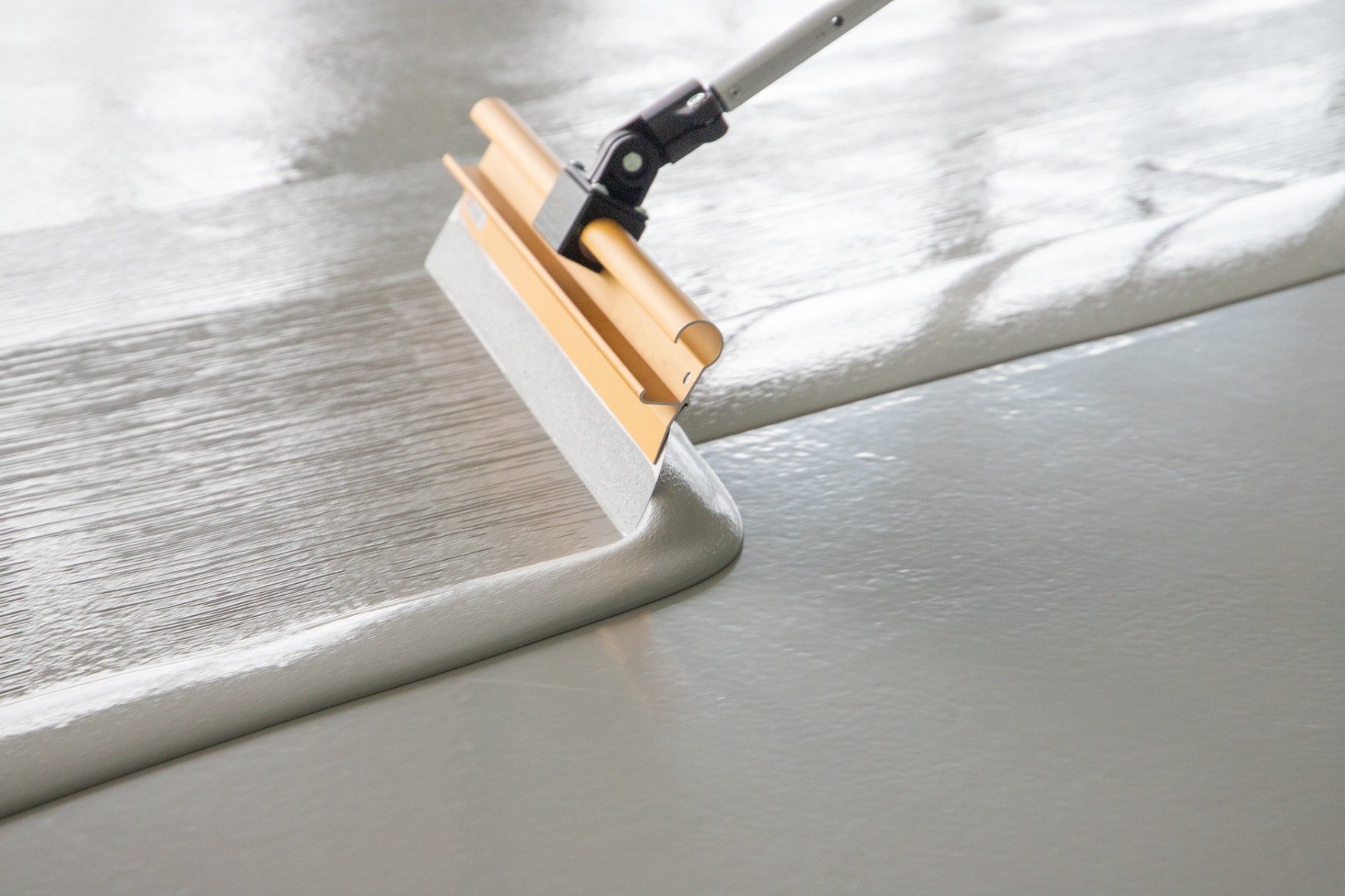 aanbrengen van een antislipcoating met een stucadoorsmes