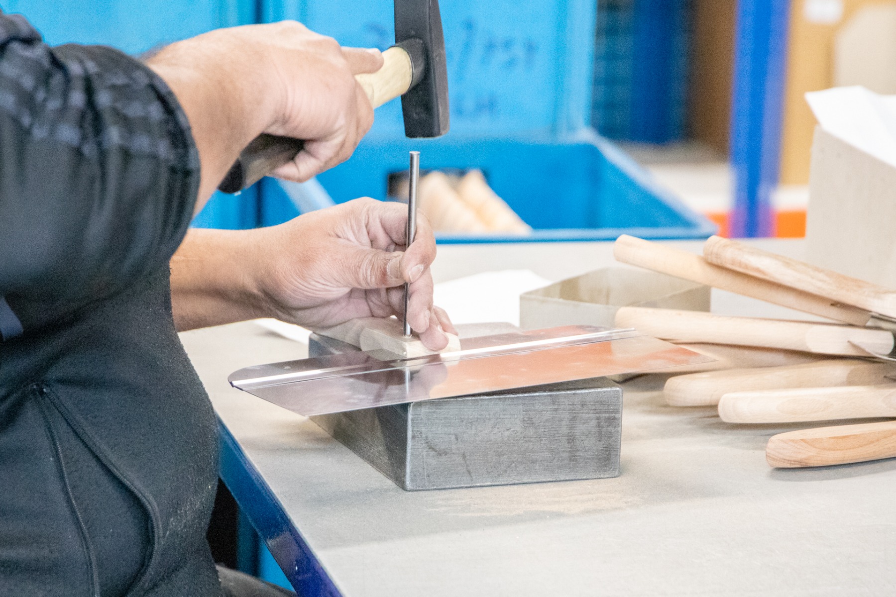 persoon welke een mes in elkaar zet van pajarito