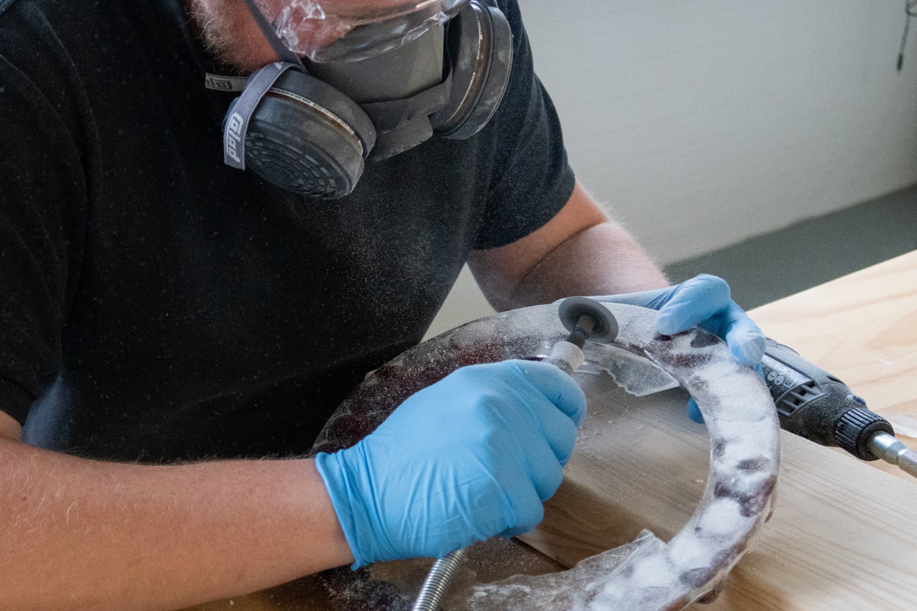 Wegslijpen van de overtollige epoxy giethars