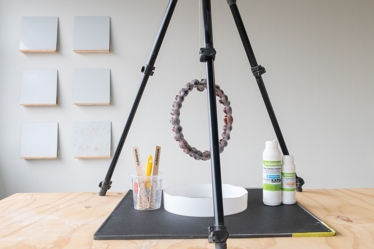 epoxy herststukje opgehangen om af te lakken met snelle epoxy giethars