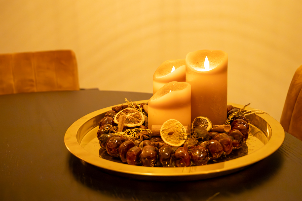 Het epoxy giethars herfststukje gestyleerd op een zwarte eetkamer tafel