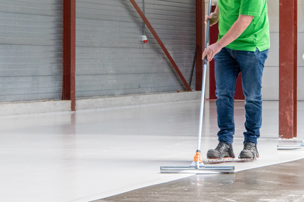 aanbrengen vloercoating met vloertrekker